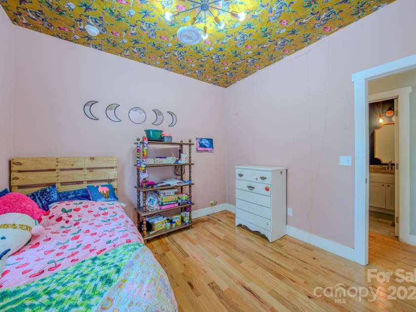 136 Old County Home Road, Asheville, NC 28806.  MLS# CAR4266936, YatesRealty ID 496. 