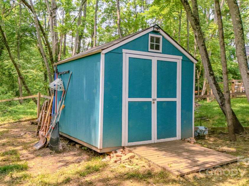 136 Old County Home Road, Asheville, NC 28806.  MLS# CAR4266936, YatesRealty ID 496. 