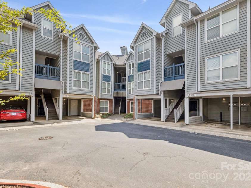 509 Graham Street, Charlotte, NC 28202.  MLS# CAR4292760, YatesRealty ID 4960. 509 N Graham St #3E is a private, quiet third floor unit that comes complete with a premium covered, oversized parking spot.