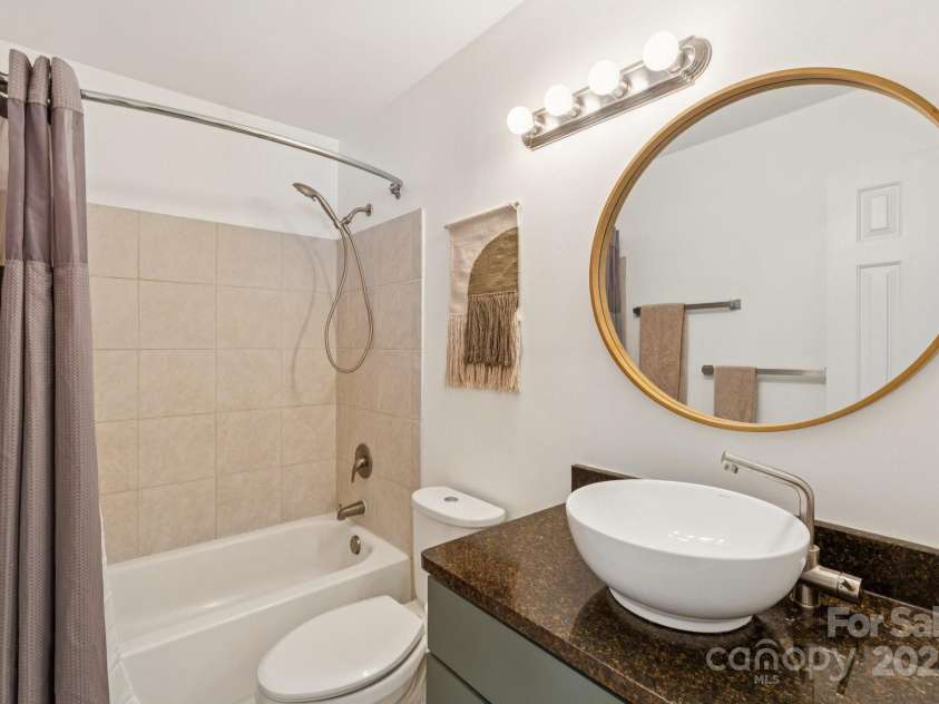 509 Graham Street, Charlotte, NC 28202.  MLS# CAR4292760, YatesRealty ID 4960. Ensuite bathroom for bedroom #1.