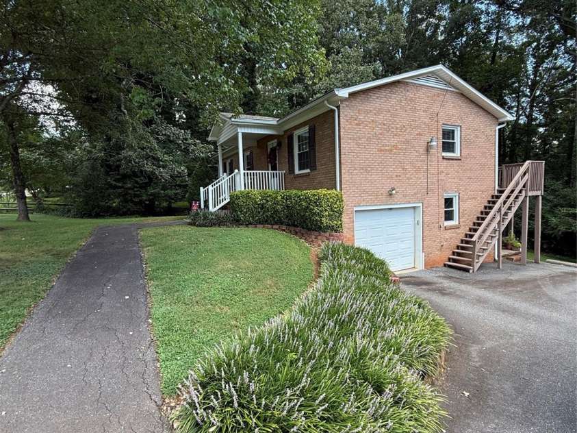 192 Heritage View Road, Hickory, NC 28601.  MLS# CAR4422454, YatesRealty ID 49601. 