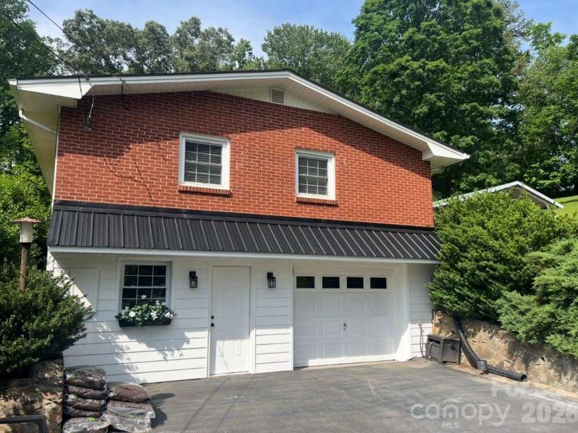 6 Green Knoll Drive, Candler, NC 28715.  MLS# CAR4419811, YatesRealty ID 49603. 
