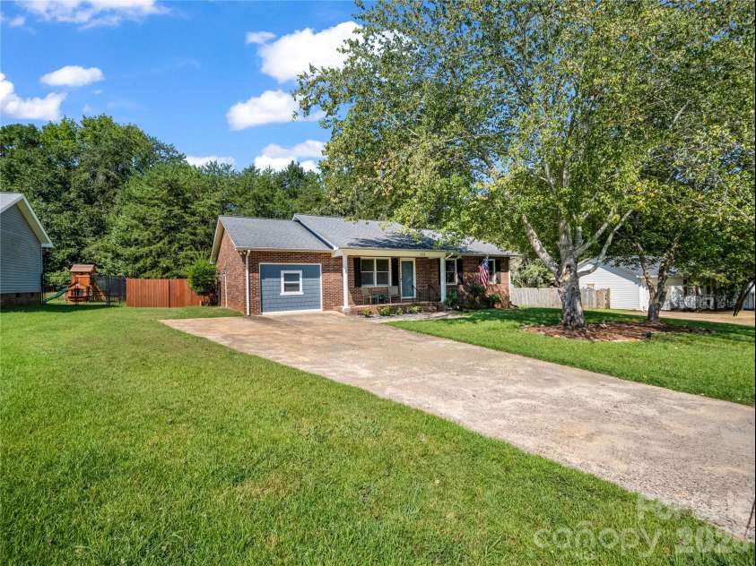 123 College Manor Drive, Shelby, NC 28152.  MLS# CAR4421019, YatesRealty ID 49604. 