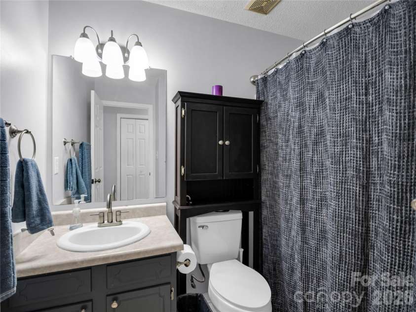 123 College Manor Drive, Shelby, NC 28152.  MLS# CAR4421019, YatesRealty ID 49604. Hall Bath