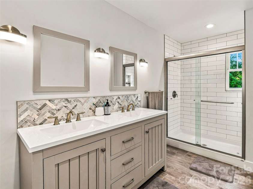 141 Courtland Avenue, Asheville, NC 28801.  MLS# CAR4418531, YatesRealty ID 49613. 2nd primary bath upper level