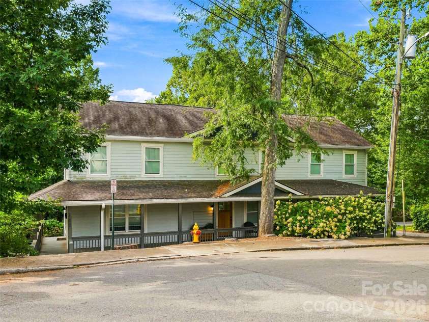 141 Courtland Avenue, Asheville, NC 28801.  MLS# CAR4418531, YatesRealty ID 49613. 
