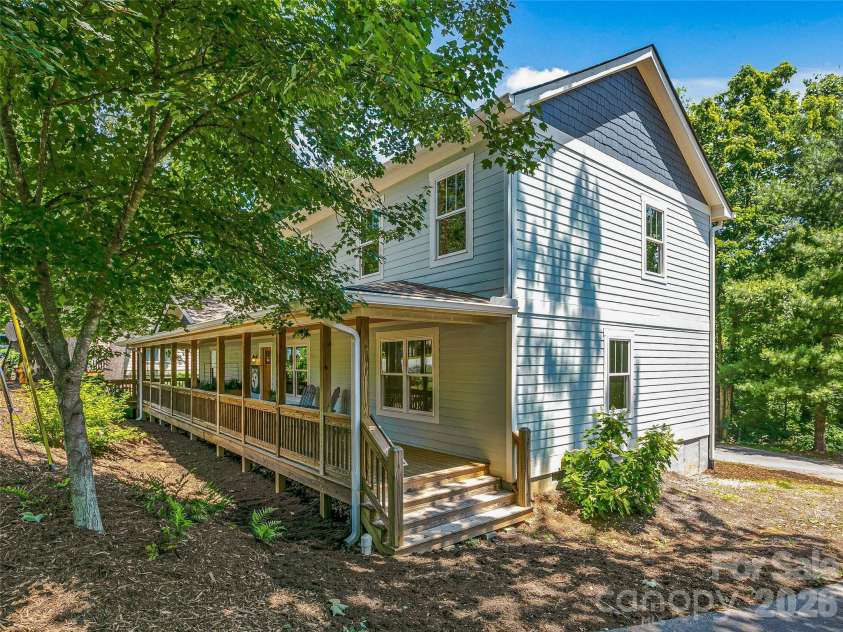 141 Courtland Avenue, Asheville, NC 28801.  MLS# CAR4418531, YatesRealty ID 49613. 