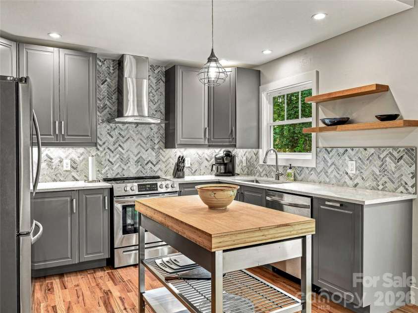 141 Courtland Avenue, Asheville, NC 28801.  MLS# CAR4418531, YatesRealty ID 49613. 
