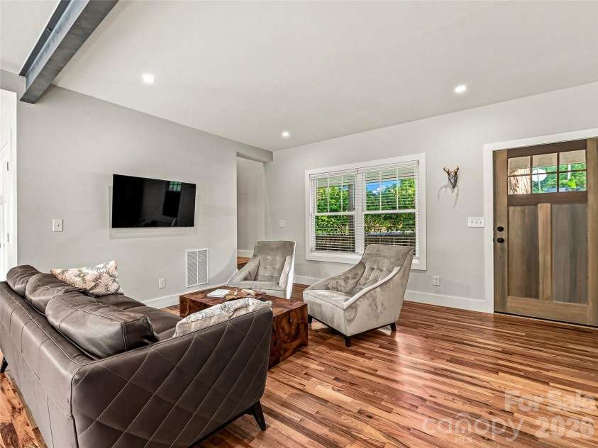 141 Courtland Avenue, Asheville, NC 28801.  MLS# CAR4418531, YatesRealty ID 49613. 