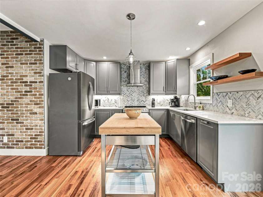 141 Courtland Avenue, Asheville, NC 28801.  MLS# CAR4418531, YatesRealty ID 49613. 