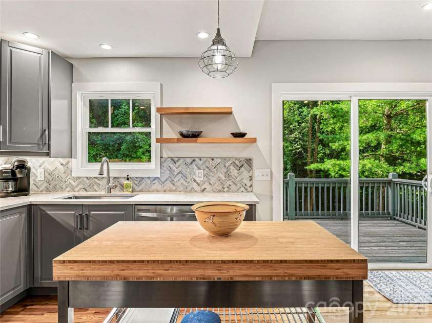 141 Courtland Avenue, Asheville, NC 28801.  MLS# CAR4418531, YatesRealty ID 49613. 