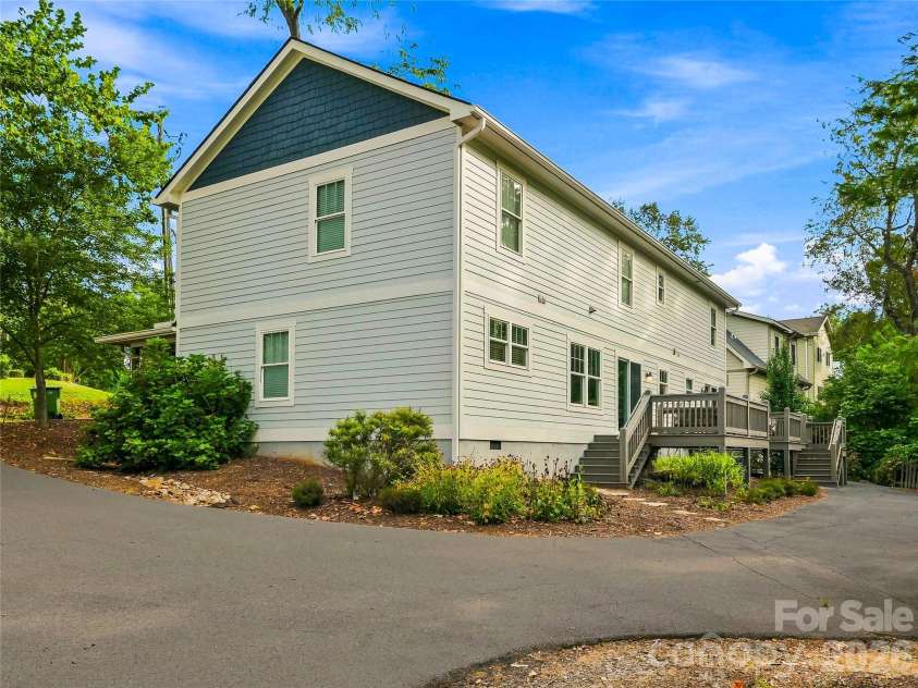 141 Courtland Avenue, Asheville, NC 28801.  MLS# CAR4418531, YatesRealty ID 49613. 