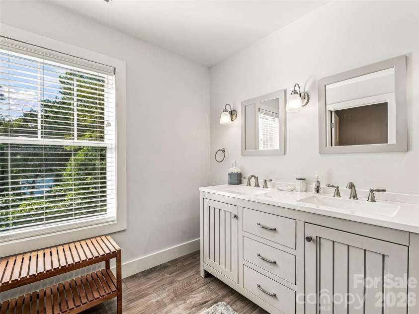 141 Courtland Avenue, Asheville, NC 28801.  MLS# CAR4418531, YatesRealty ID 49613. Full bath upper level