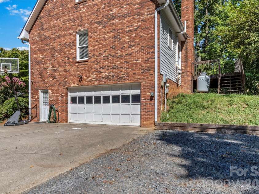 2513 Newington Court, Clemmons, NC 27012.  MLS# CAR4422934, YatesRealty ID 49621. 