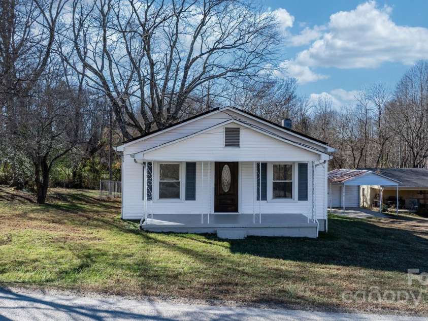 926 Fairview Drive, Lenoir, NC 28645.  MLS# CAR4326566, YatesRealty ID 4963. 