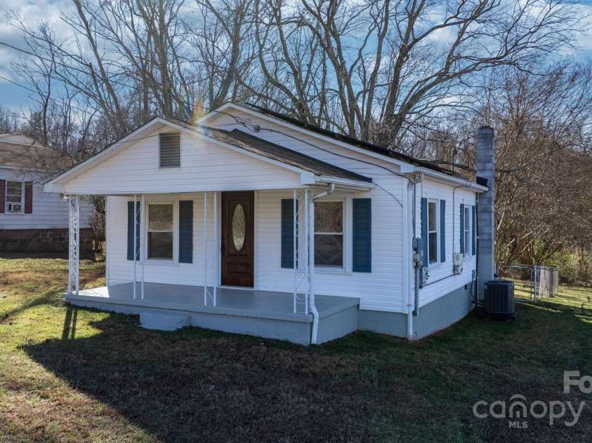 926 Fairview Drive, Lenoir, NC 28645.  MLS# CAR4326566, YatesRealty ID 4963. 