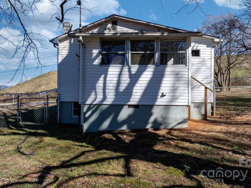926 Fairview Drive, Lenoir, NC 28645.  MLS# CAR4326566, YatesRealty ID 4963. 
