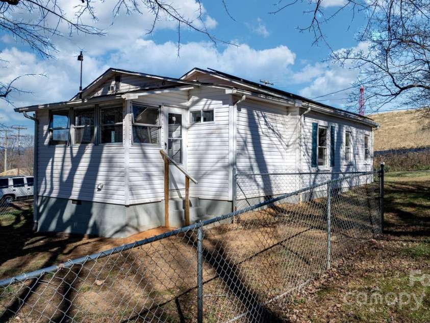 926 Fairview Drive, Lenoir, NC 28645.  MLS# CAR4326566, YatesRealty ID 4963. 