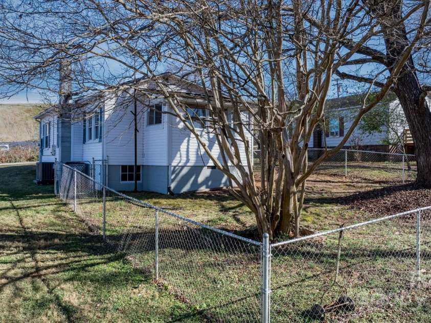 926 Fairview Drive, Lenoir, NC 28645.  MLS# CAR4326566, YatesRealty ID 4963. 