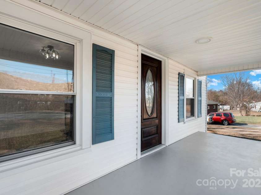 926 Fairview Drive, Lenoir, NC 28645.  MLS# CAR4326566, YatesRealty ID 4963. 