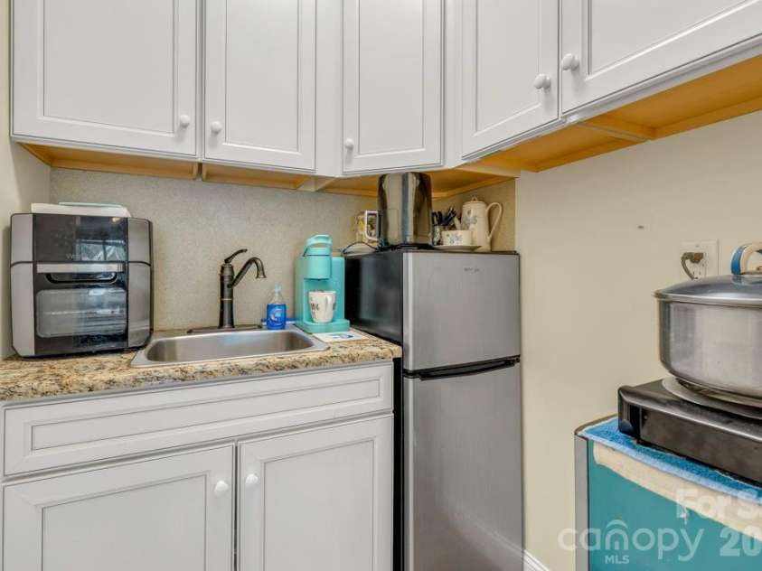 241 Wonderland Trail, Blowing Rock, NC 28605.  MLS# CAR4422812, YatesRealty ID 49630. 