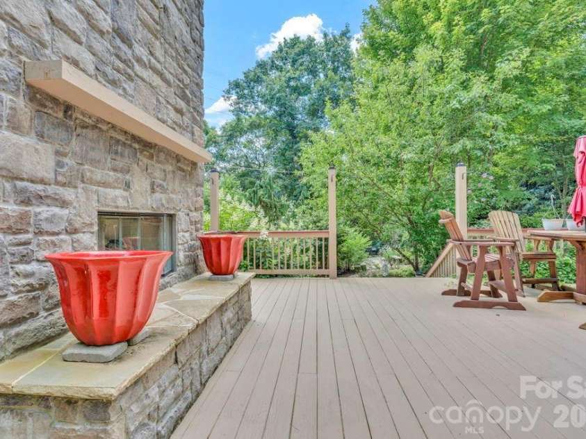 241 Wonderland Trail, Blowing Rock, NC 28605.  MLS# CAR4422812, YatesRealty ID 49630. 