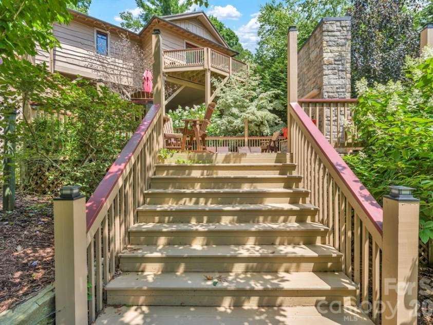 241 Wonderland Trail, Blowing Rock, NC 28605.  MLS# CAR4422812, YatesRealty ID 49630. 