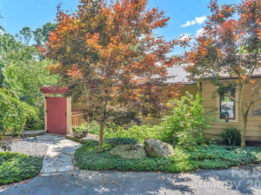 241 Wonderland Trail, Blowing Rock, NC 28605.  MLS# CAR4422812, YatesRealty ID 49630. 
