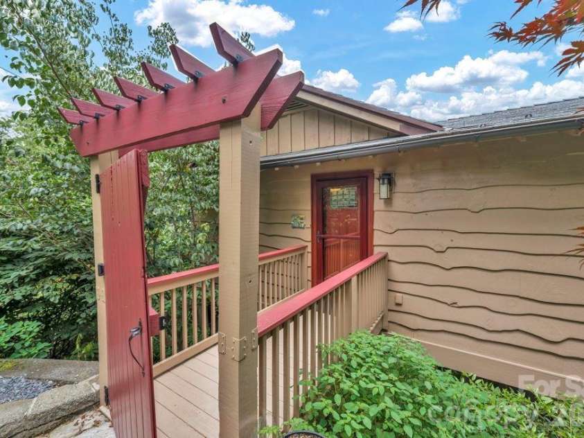 241 Wonderland Trail, Blowing Rock, NC 28605.  MLS# CAR4422812, YatesRealty ID 49630. 