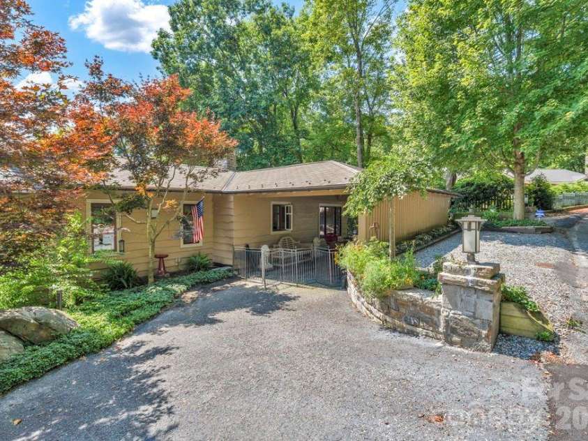 241 Wonderland Trail, Blowing Rock, NC 28605.  MLS# CAR4422812, YatesRealty ID 49630. 