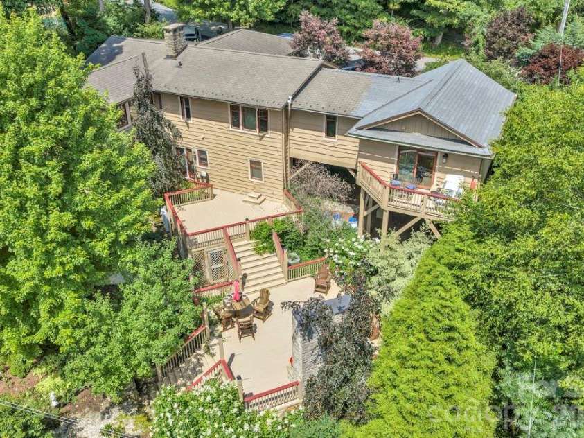 241 Wonderland Trail, Blowing Rock, NC 28605.  MLS# CAR4422812, YatesRealty ID 49630. 