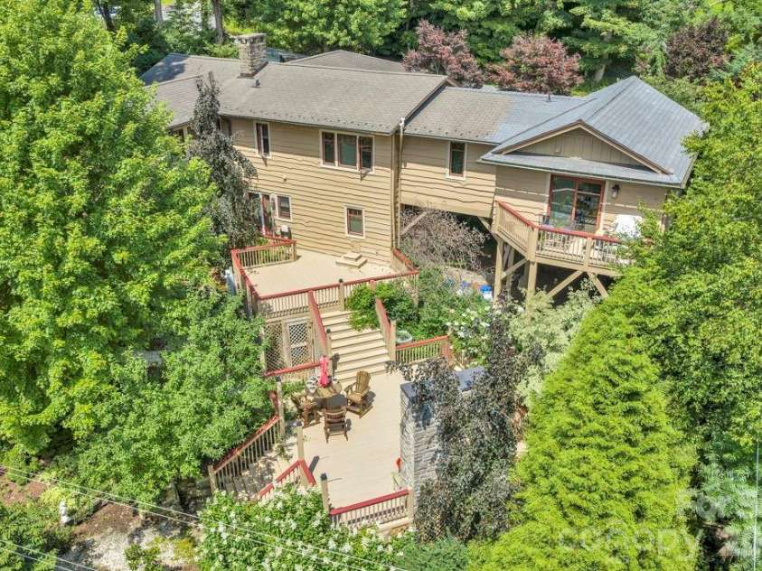 241 Wonderland Trail, Blowing Rock, NC 28605.  MLS# CAR4422812, YatesRealty ID 49630. 