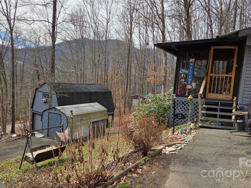 17 Shena Drive, Waynesville, NC 28785.  MLS# CAR4332945, YatesRealty ID 4964. 
