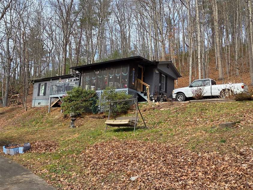 17 Shena Drive, Waynesville, NC 28785.  MLS# CAR4332945, YatesRealty ID 4964. 