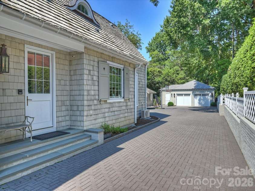2414 Forest Drive, Charlotte, NC 28211.  MLS# CAR4420564, YatesRealty ID 49641. Side entrance for maximum flexibility