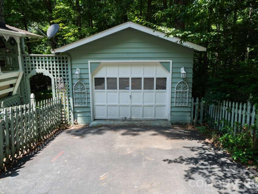 104 Ash Drive, Maggie Valley, NC 28751.  MLS# CAR4402926, YatesRealty ID 49642. 