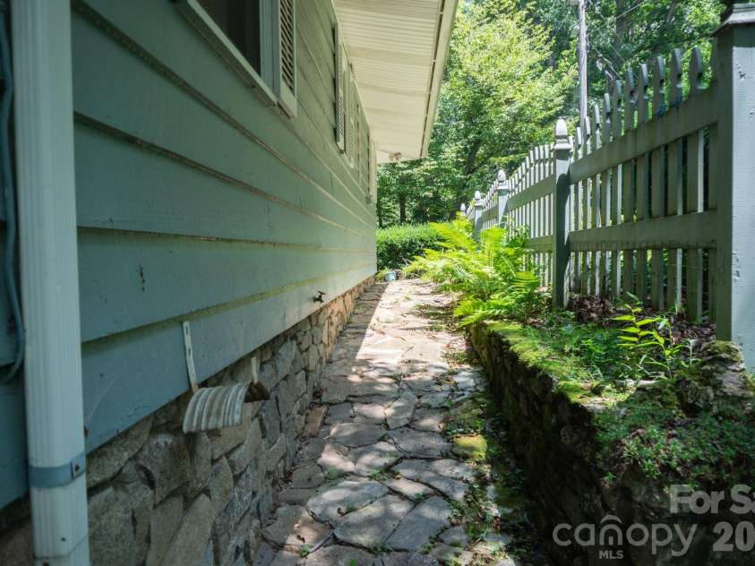 104 Ash Drive, Maggie Valley, NC 28751.  MLS# CAR4402926, YatesRealty ID 49642. 