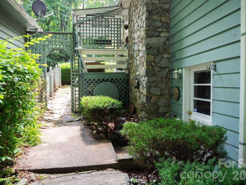 104 Ash Drive, Maggie Valley, NC 28751.  MLS# CAR4402926, YatesRealty ID 49642. 