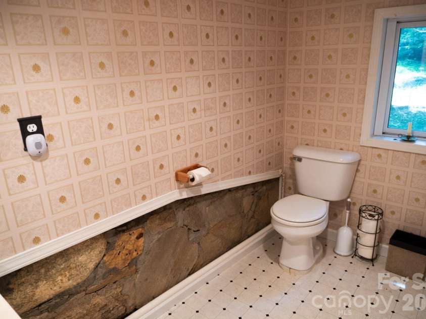 104 Ash Drive, Maggie Valley, NC 28751.  MLS# CAR4402926, YatesRealty ID 49642. Basement Bath