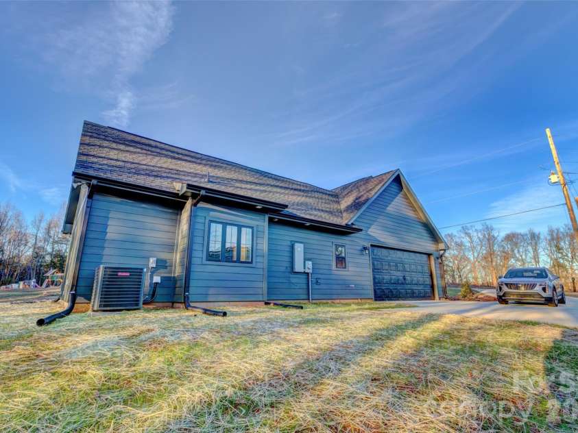 318 Harbor View Drive, Cherryville, NC 28021.  MLS# CAR4337982, YatesRealty ID 4965. 