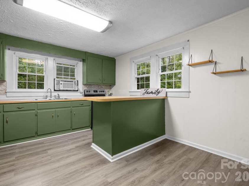 1124 Bradford Mountain Road, Lenoir, NC 28645.  MLS# CAR4421191, YatesRealty ID 49653. 