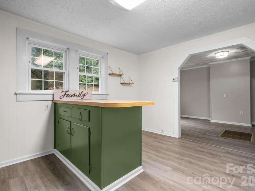 1124 Bradford Mountain Road, Lenoir, NC 28645.  MLS# CAR4421191, YatesRealty ID 49653. 