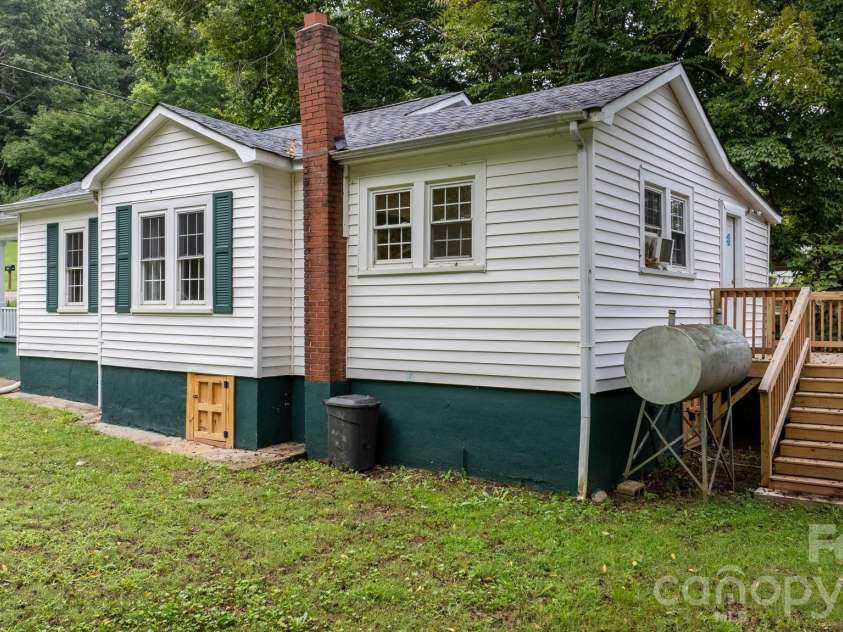 1124 Bradford Mountain Road, Lenoir, NC 28645.  MLS# CAR4421191, YatesRealty ID 49653. 