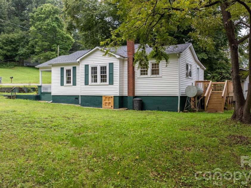 1124 Bradford Mountain Road, Lenoir, NC 28645.  MLS# CAR4421191, YatesRealty ID 49653. Large Yard