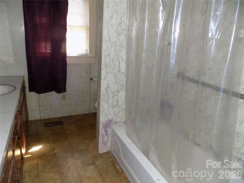 204 Church Street, Cramerton, NC 28032.  MLS# CAR4423064, YatesRealty ID 49655. FULL BATH