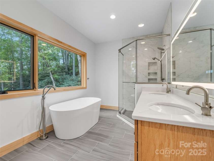 584 Springbrook Lane, Brevard, NC 28712.  MLS# CAR4308876, YatesRealty ID 4967. Primary bath