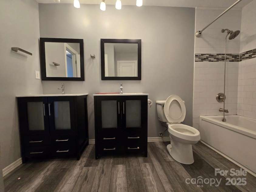 1708 Caromar Place, Concord, NC 28027.  MLS# CAR4324969, YatesRealty ID 49678. Upstairs Bathroom