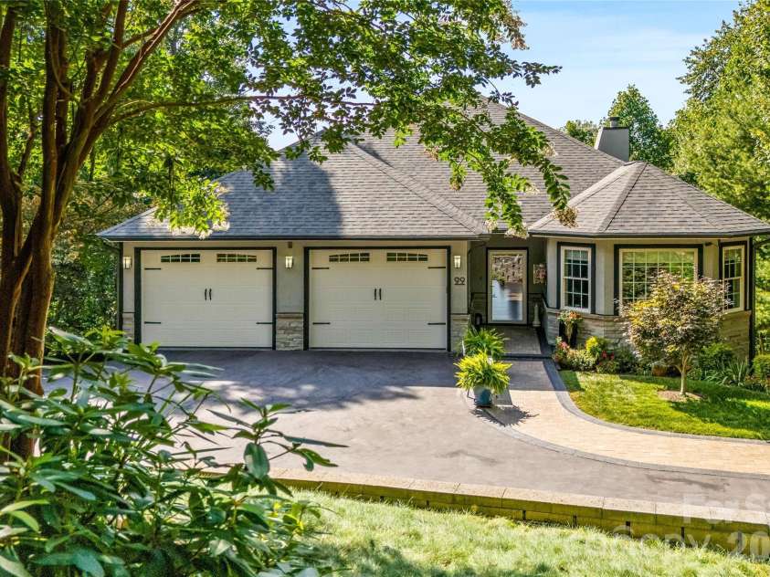 99 Distant View Drive, Asheville, NC 28803.  MLS# CAR4421771, YatesRealty ID 49685. Beautiful Contemporary Mountain Home