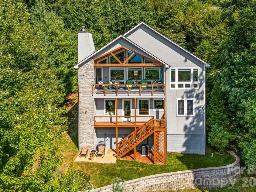 99 Distant View Drive, Asheville, NC 28803.  MLS# CAR4421771, YatesRealty ID 49685. Contemporary Mountain Design