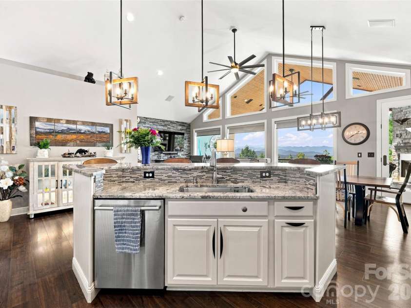 99 Distant View Drive, Asheville, NC 28803.  MLS# CAR4421771, YatesRealty ID 49685. Spacious Kitchen Open to the Great Room